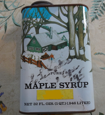 写真：ケーディス氏自家製メイプルシロップ入りの缶。マジックでサインした跡がある。