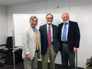 写真：左から筆者、ディ・フィンク教授、ジョン・タグ教授